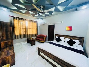 デラックス シングルルーム | 防音設備、アイロン / アイロン台、WiFi (無料)