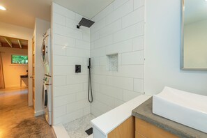 Een douche, een haardroger, handdoeken, zeep