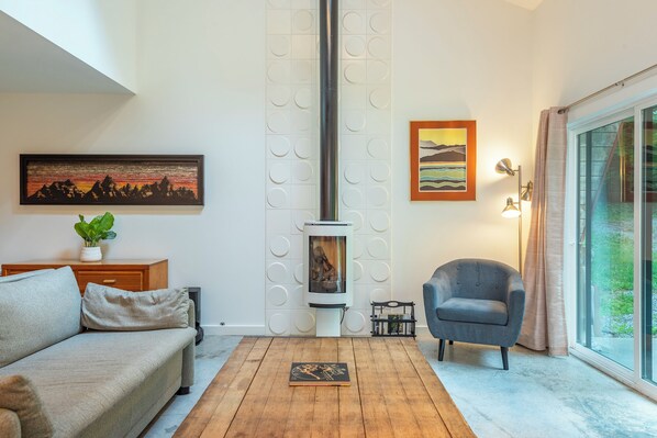Smart-tv, een open haard, boeken en een stereo