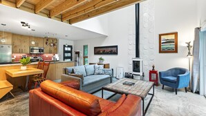 A modern interior with a kitchen, dining area, and living room. - Nordic Eco House - Black Mountain (Black Mountain)