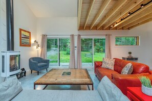 Smart-tv, een open haard, boeken en een stereo
