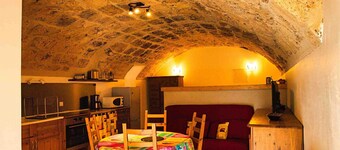 Le Garrel, 5-bedroom studio, pool, garden, free parking.