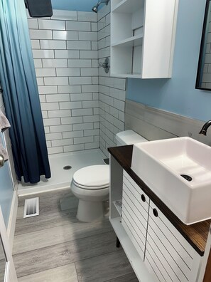 Een douche, een haardroger, handdoeken, toiletpapier