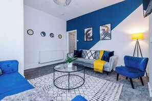 TV, offices - Spacious Home, Ideal for Business Stays, Sleeps 9! (Manchester)