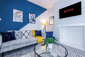 TV, offices - Spacious Home, Ideal for Business Stays, Sleeps 9! (Manchester)