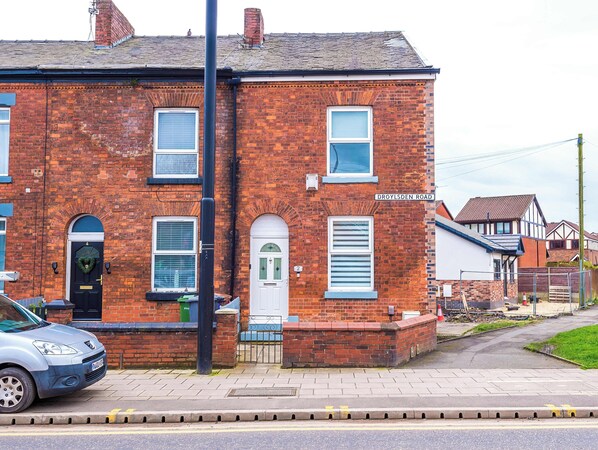 Exterior - Spacious Home, Ideal for Business Stays, Sleeps 9! (Manchester)