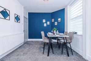 Dining - Spacious Home, Ideal for Business Stays, Sleeps 9! (Manchester)