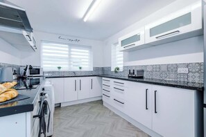 Fridge, microwave, oven, stovetop - Spacious Home, Ideal for Business Stays, Sleeps 9! (Manchester)