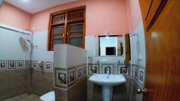 Kamar Triple Deluks, Beberapa Tempat Tidur, Bebas Asap Rokok, AC | Kamar mandi | Shower, pancuran hujan, pengering rambut, dan handuk