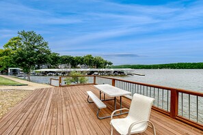 Outdoor dining - Lake view condo with screened porch, cable & spacious rooms (Osage Beach)