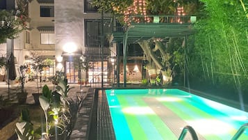 Swim-up bar