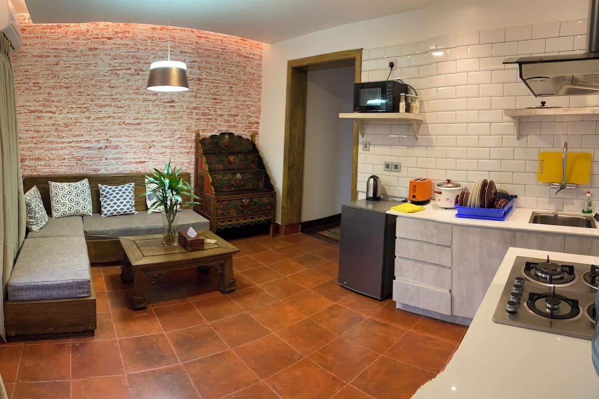 Apartament prèmium | Sala d'estar | Televisor intel·ligent de 43 polzades amb canals per cable