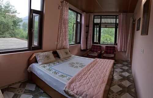 Cozy Homestay with kitchen in the valley of Himalayas and beside river Beas.