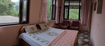 Cozy Homestay with kitchen in the valley of Himalayas and beside river Beas.