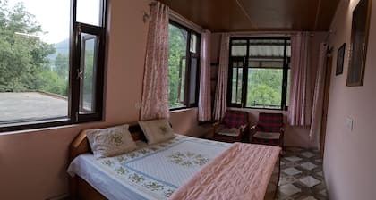 Cozy Homestay with kitchen in the valley of Himalayas and beside river Beas.
