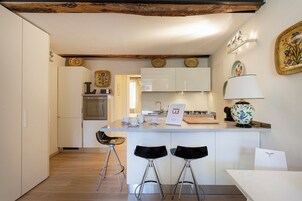 Apartamento | Cocina privada | Frigorífico, horno, placa de cocina y cafetera o tetera