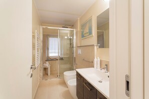Apartment | Bathroom | Shower, free toiletries, hair dryer, bidet - Camogli Charming Home by Wonderful Italy (Camogli)