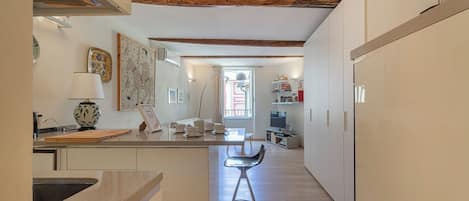 Apartment | Wohnbereich | 35-Zoll-Fernseher mit Digitalempfang