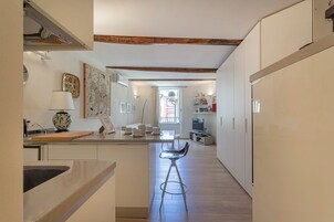 Apartamento | Zona de estar | Televisión de 35 pulgadas con canales digitales