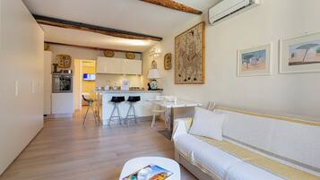Apartment | Living area | 35-inch TV with digital channels