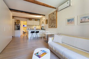 Apartamento | Zona de estar | Televisión de 35 pulgadas con canales digitales