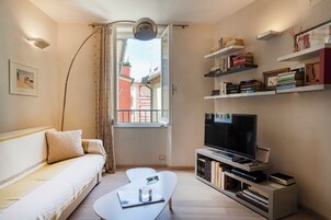 Apartamento | Zona de estar | Televisión de 35 pulgadas con canales digitales