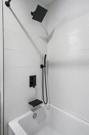 Bathroom - Groovy Getaway: king suites, sleeps 8, dogs ok! (Columbia)