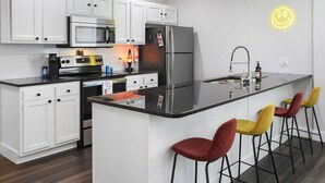 コーヒー / ティーメーカー、冷蔵庫、電子レンジ、オーブン