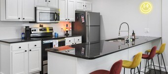Groovy Getaway: king suites, sleeps 8, dogs ok!