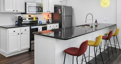 Groovy Getaway: king suites, sleeps 8, dogs ok!