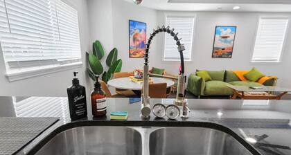Groovy Getaway: king suites, sleeps 8, dogs ok!