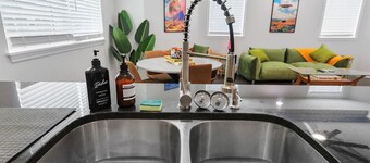 Groovy Getaway: king suites, sleeps 8, dogs ok!