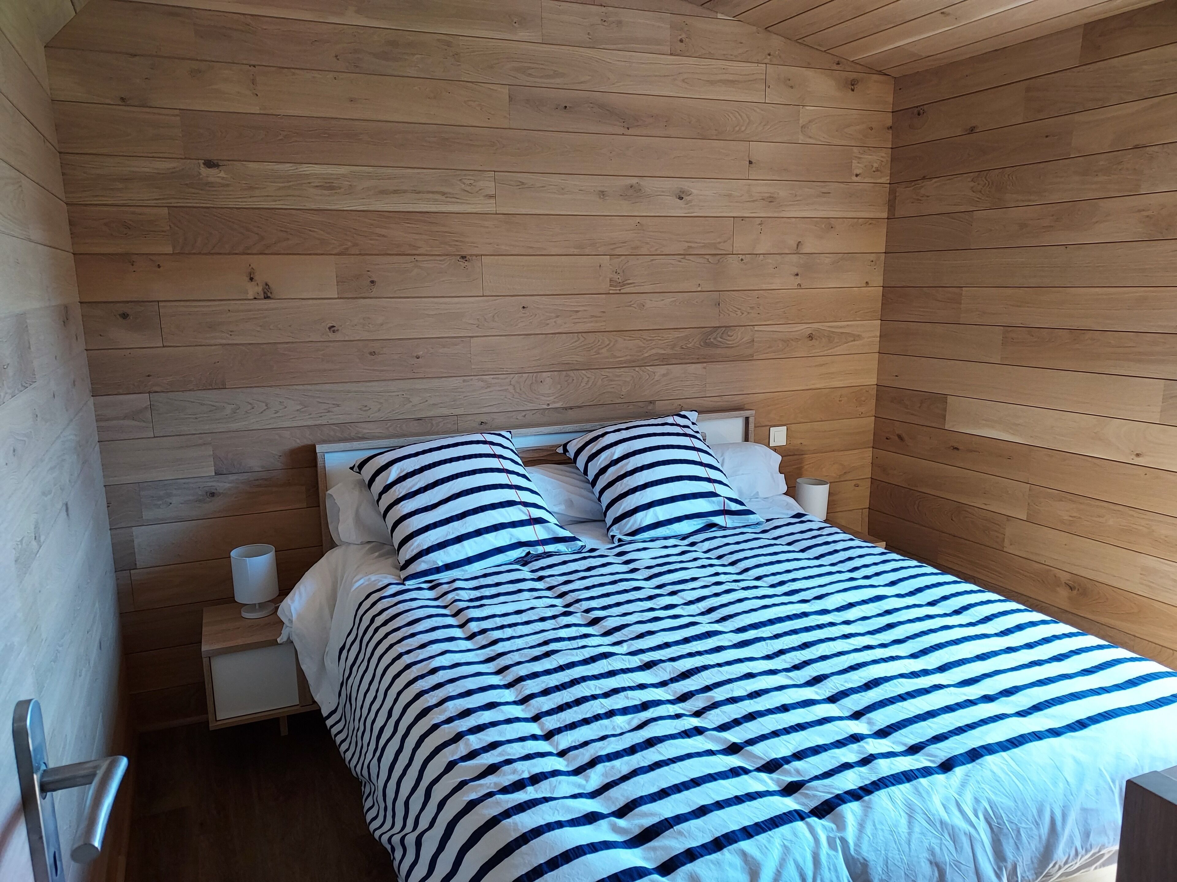 4 habitaciones, tabla de planchar con plancha y cuna de viaje 