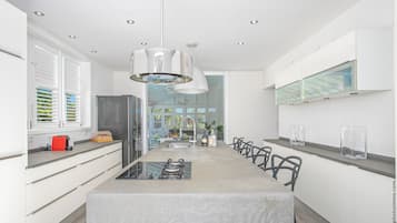 Villa Luxe, vue mer | Cuisine privée | Grand réfrigérateur, micro-ondes, four, plaque de cuisson