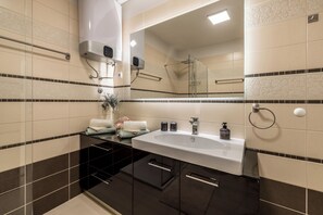Luxe appartement, uitzicht op zee | Badkamer