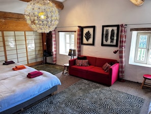 9 habitaciones, tabla de planchar con plancha y cuna de viaje 