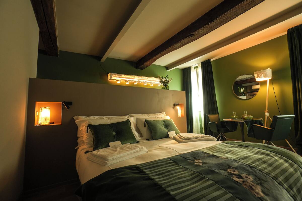Doppia Luxury Basilico | Espacio para trabajar con laptop y wifi gratis