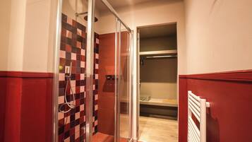 Doppia Luxury Radicchio | Bathroom | Shower, hair dryer, towels, soap