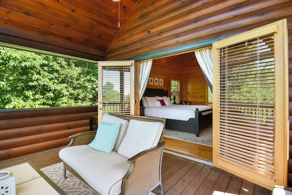 4 makuuhuonetta, silitysrauta/-lauta, ilmainen Wi-Fi, vuodevaatteet