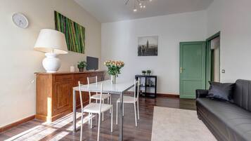 Ellen Apartment | Coin séjour | Télévision à écran plat de 24 pouces avec chaînes numériques