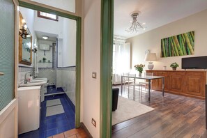 Ellen Apartment | Bathroom | Shower, hair dryer, bidet, towels