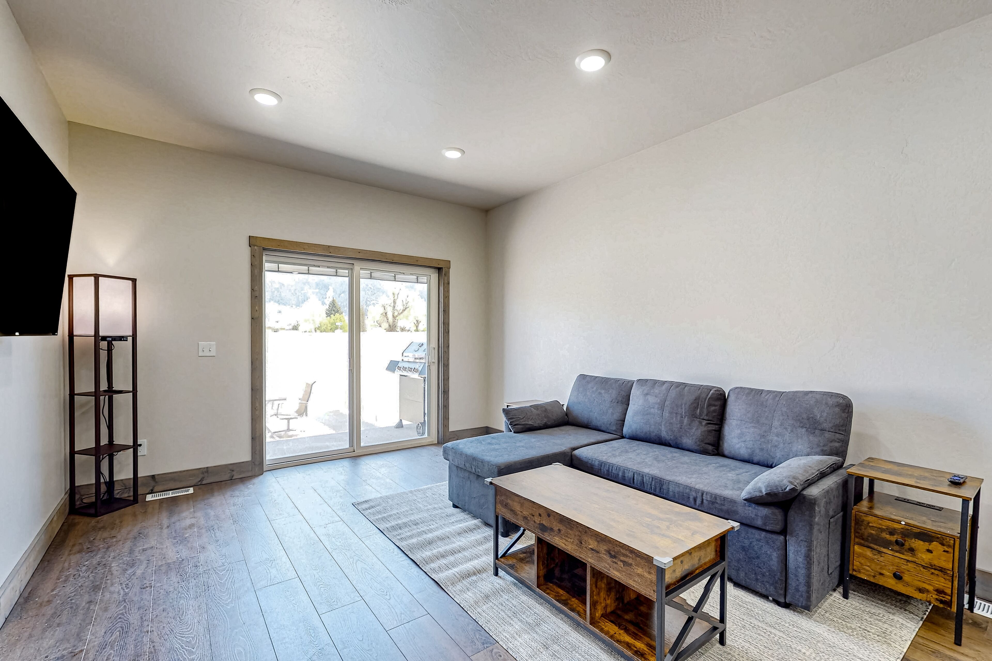 Modern dog-friendly townhouse with WiFi, patio, BBQ grill