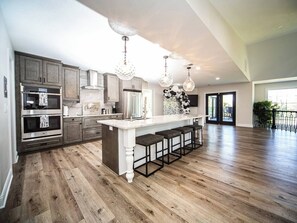 Fridge, microwave, oven, stovetop - Luxury Private 5-Acre Estate 4BR Sleeps 10 Events Welcome 20min KCI KC (Liberty)