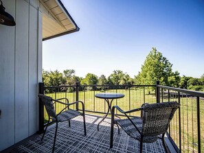 Outdoor dining - Luxury Private 5-Acre Estate 4BR Sleeps 10 Events Welcome 20min KCI KC (Liberty)