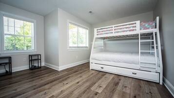 4 室のベッドルーム、アイロン / アイロン台、WiFi (無料)、ベッドシーツ