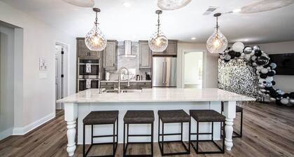 Luxury Private 5-Acre Estate 4BR Sleeps 10 Events Welcome 20min KCI KC