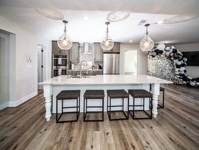 Luxury Private 5-Acre Estate 4BR Sleeps 10 Events Welcome 20min KCI KC