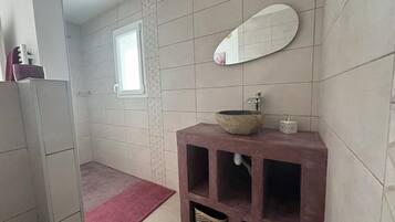 Een douche, een haardroger, handdoeken