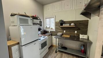 Full-size fridge, microwave, oven, dishwasher