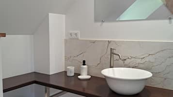 Ducha, secador de pelo, toallas, jabón